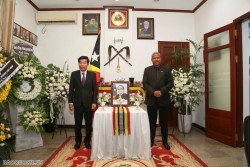 Deputy Minister of Foreign Affairs Nguyen Manh Cuong pays tribute and signs condolence book for Former President of Timor-Leste Francisco Guterres