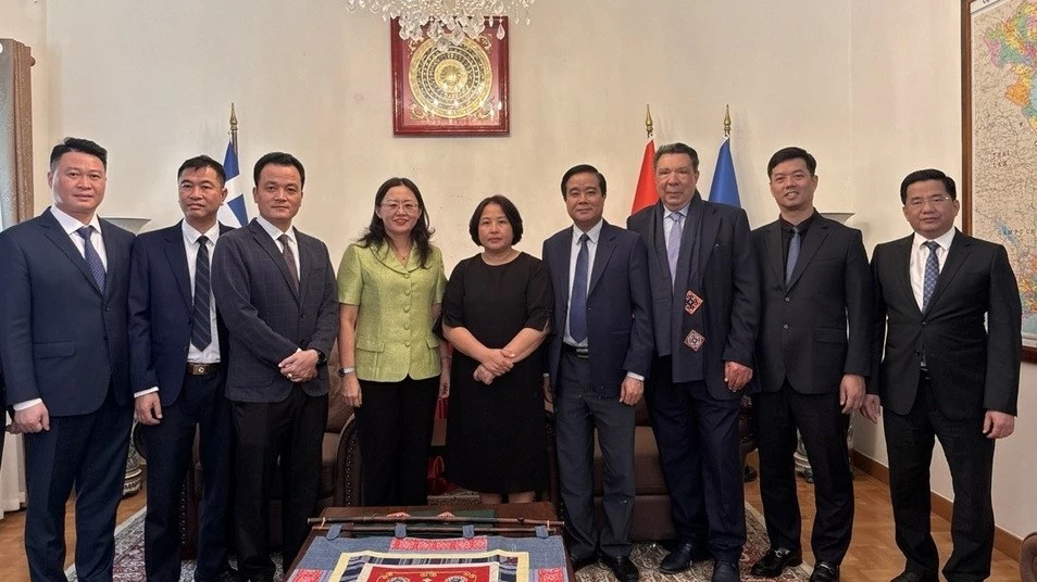 Vietnamese Ambassador in Greece welcomes and works with Lao Cai Province delegation