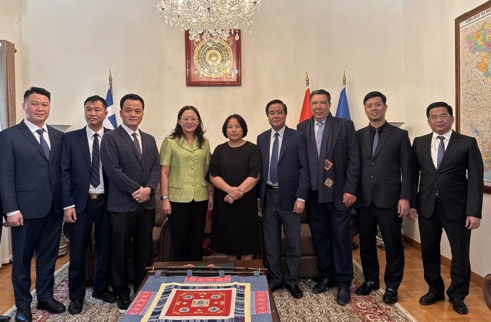 Vietnamese Ambassador in Greece welcomes and works with Lao Cai Province delegation
