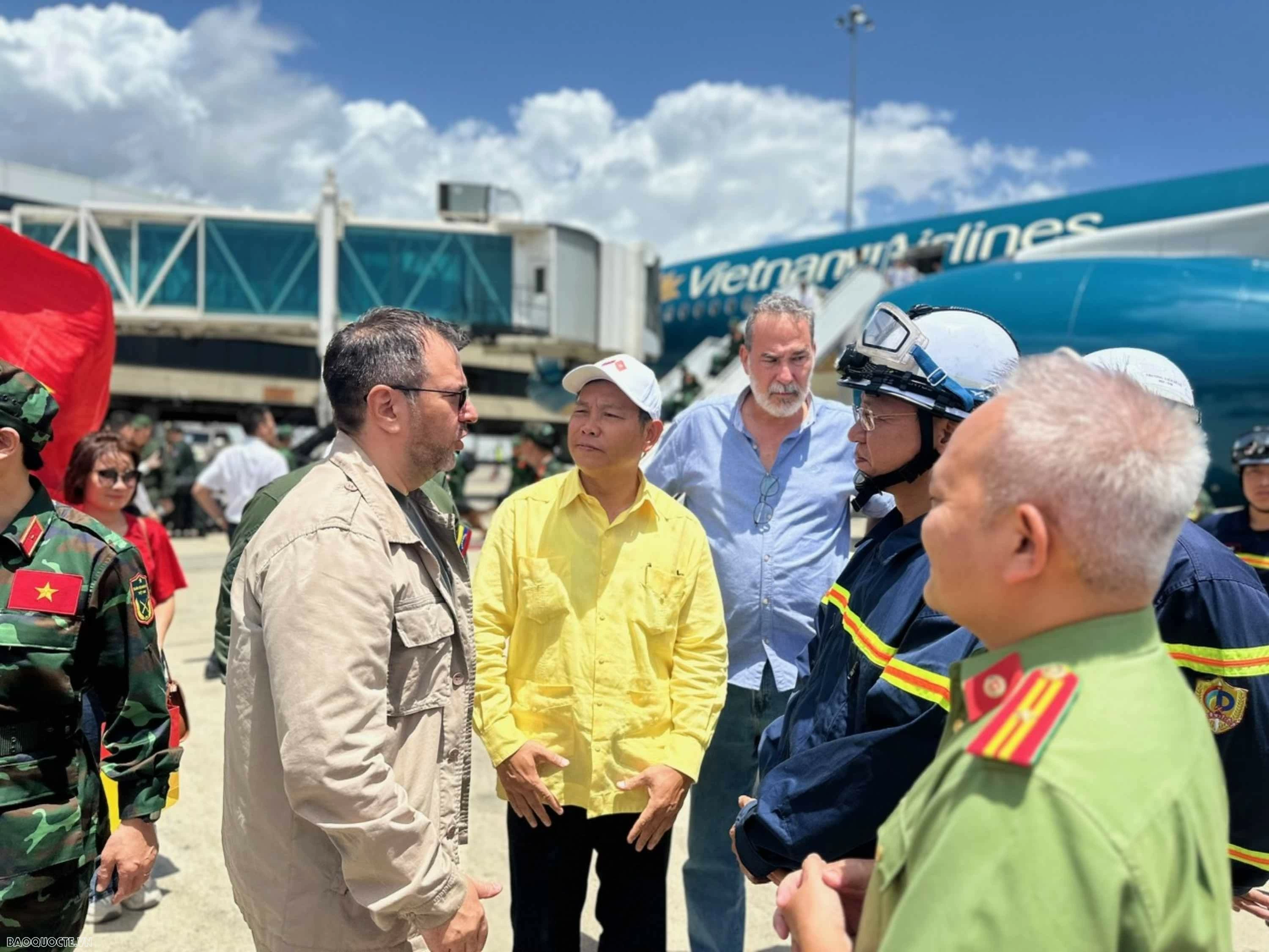 Venezuelan Foreign Minister Yvan Gil Pinto thanks Vietnamese Rescue Team for its mission Venezuelan Foreign Minister Yvan Gil Pinto thanks Vietnamese Rescue Team for its mission