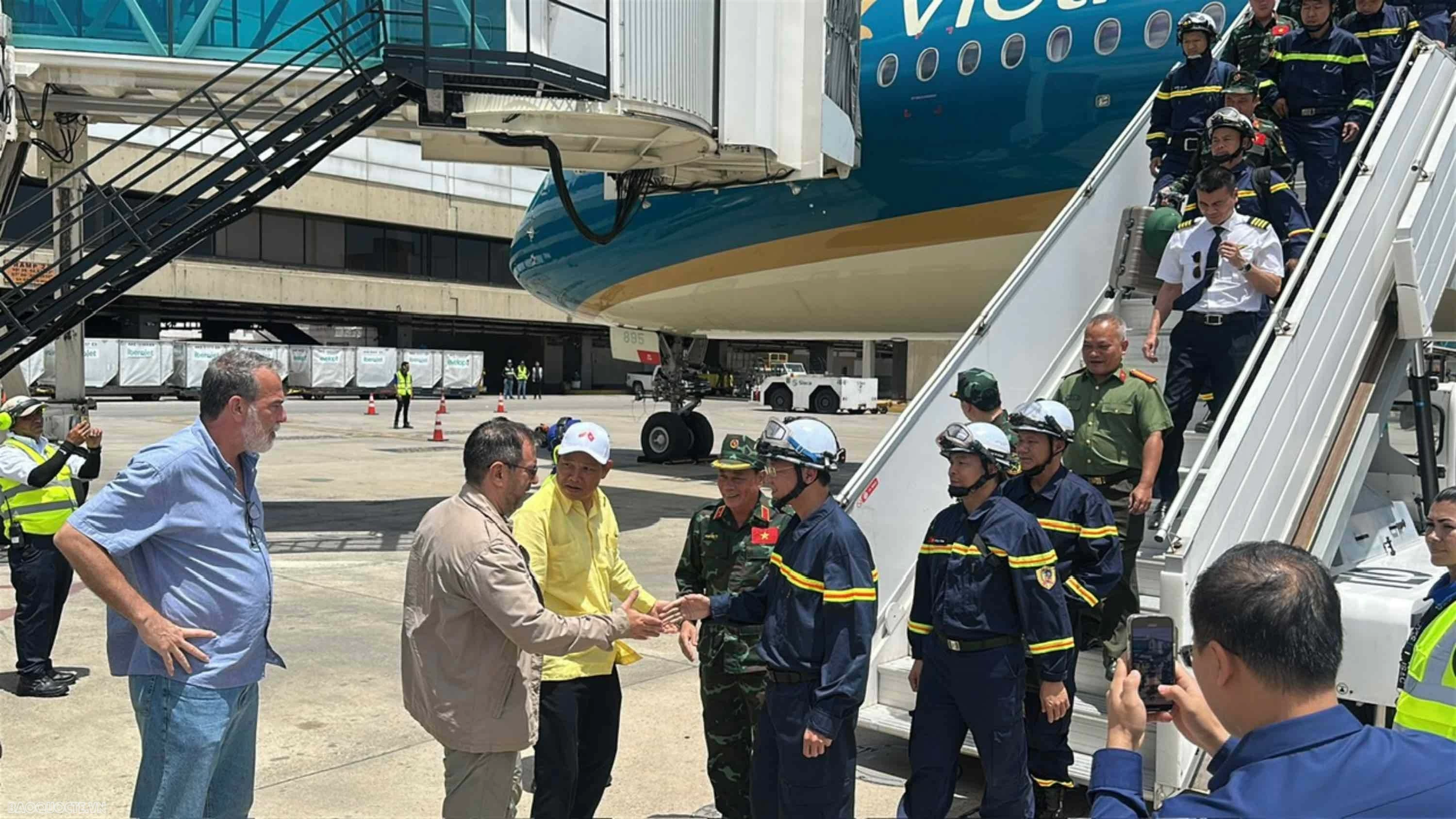 Venezuelan Foreign Minister Yvan Gil Pinto thanks Vietnamese Rescue Team for its mission