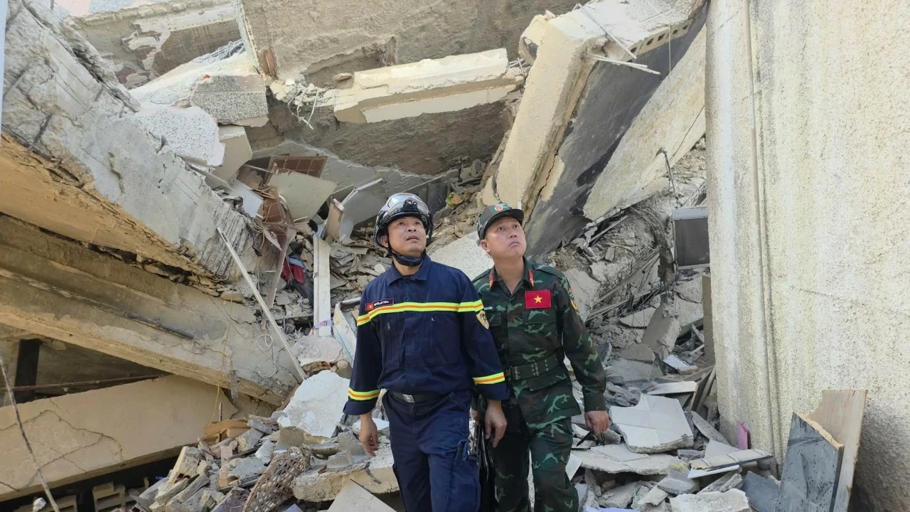 Venezuelan Foreign Minister Yvan Gil Pinto thanks Vietnamese Rescue Team for its mission Venezuelan Foreign Minister Yvan Gil Pinto thanks Vietnamese Rescue Team for its mission