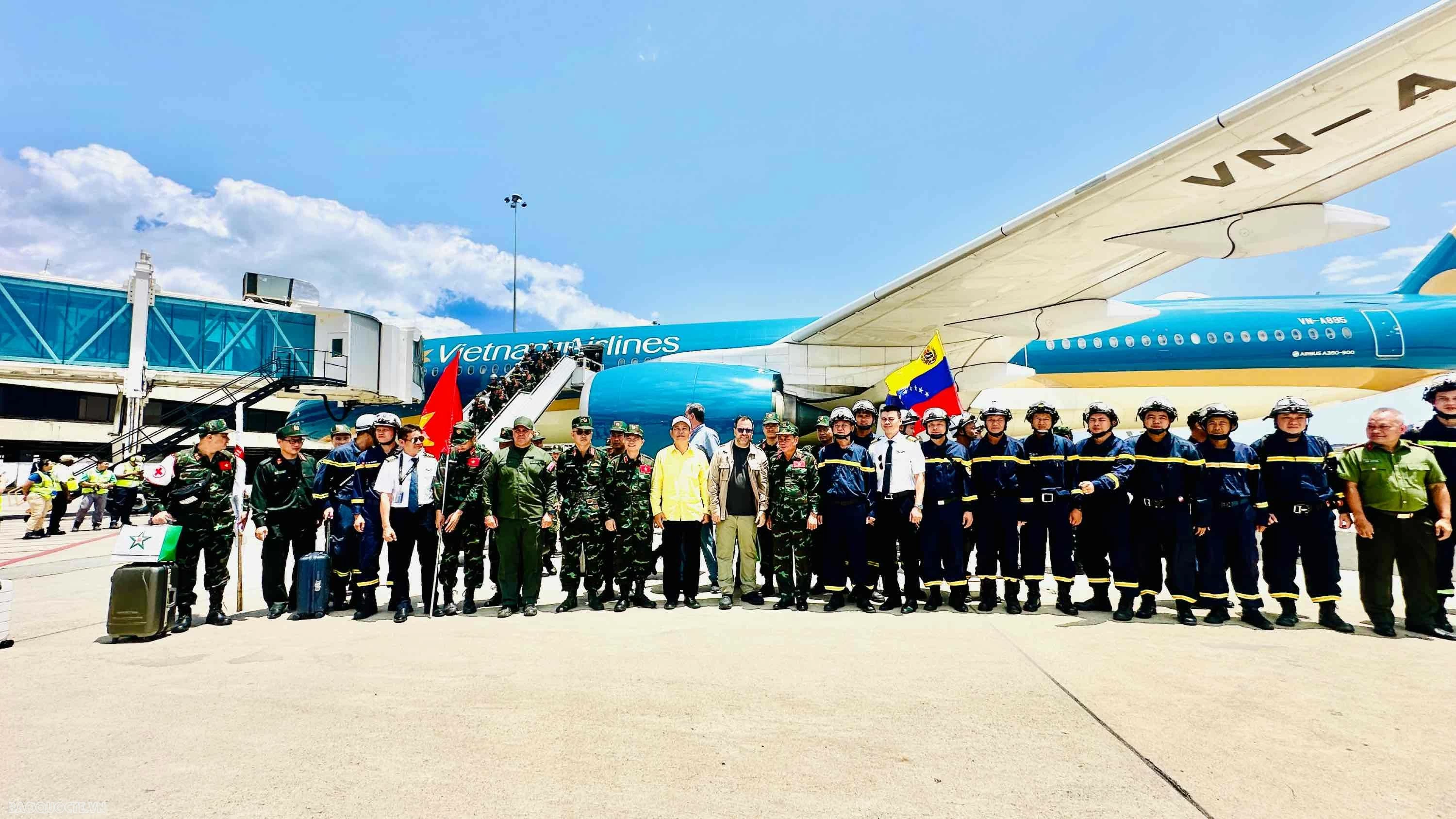 Venezuelan Foreign Minister Yvan Gil Pinto thanks Vietnamese Rescue Team for its mission