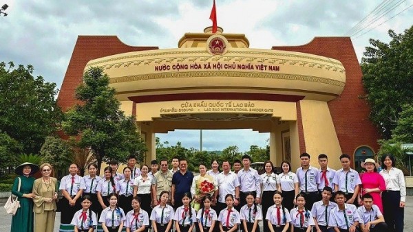 Delegation from Lao - Vietnam Bilingual School Nguyen Du experiences Vietnamese culture and history