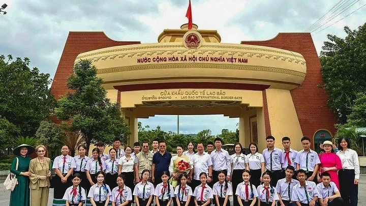 Delegation from Lao - Vietnam Bilingual School Nguyen Du experiences Vietnamese culture and history