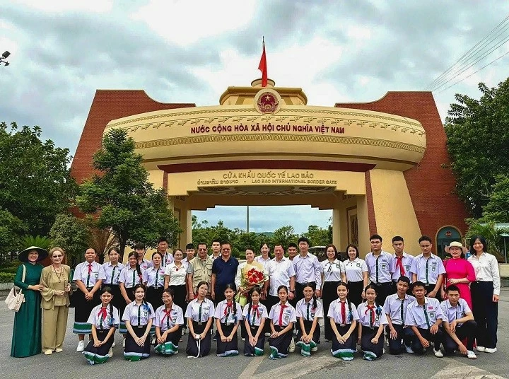 Delegation from Lao - Vietnam Bilingual School Nguyen Du experiences Vietnamese culture and history