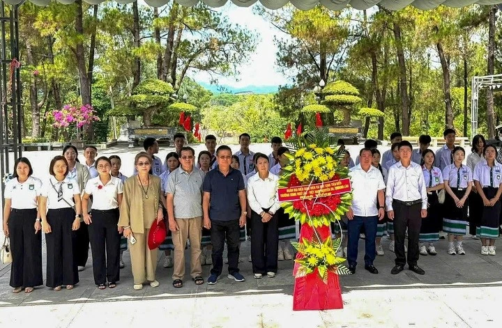 Delegation from Lao - Vietnam Bilingual School Nguyen Du experiences Vietnamese culture and history