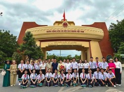 Delegation from Lao - Vietnam Bilingual School Nguyen Du experiences Vietnamese culture and history