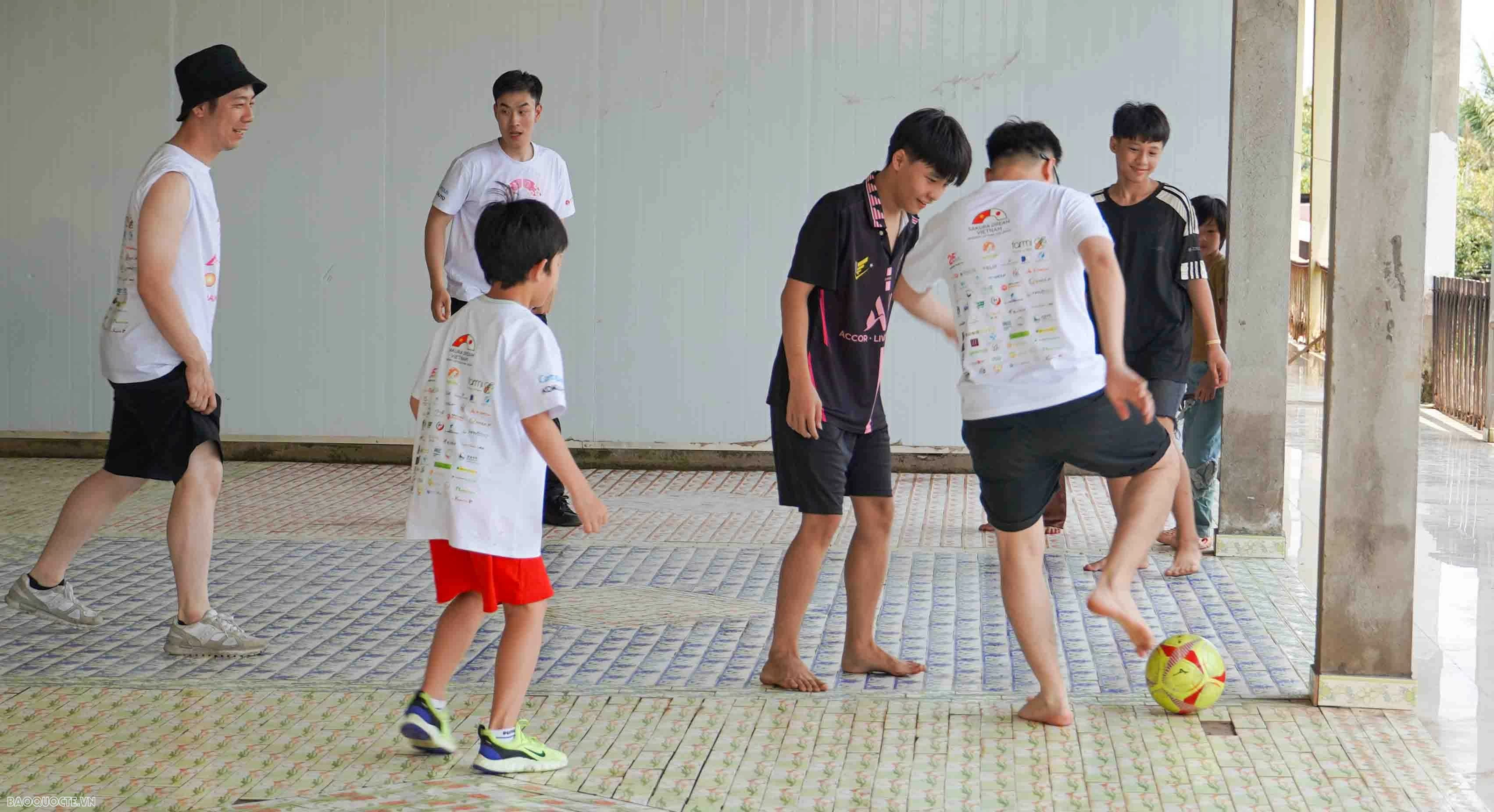 Lang Tre in Dong Nai welcomes Japanese friends, spreading love to orphaned children
