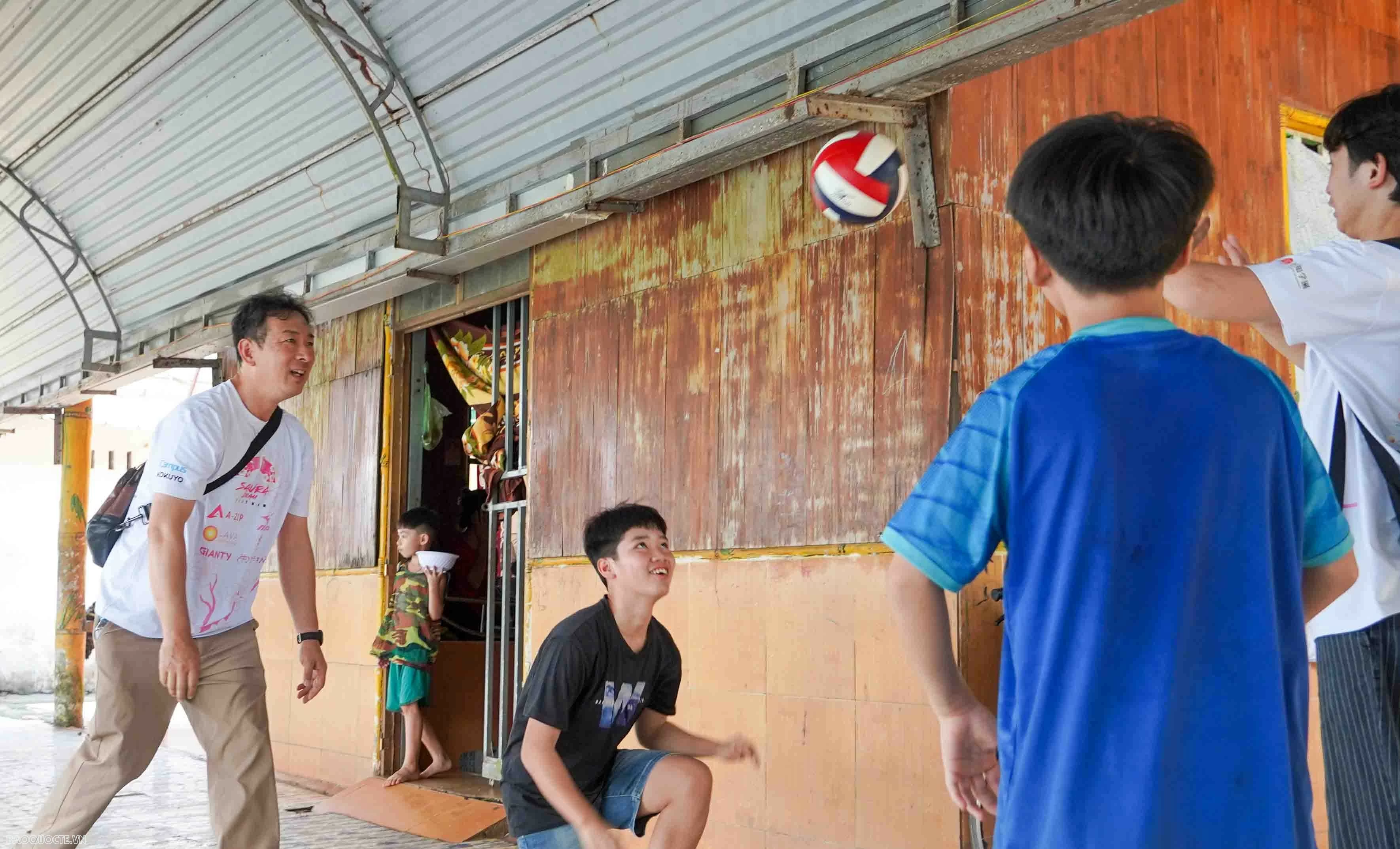 Lang Tre in Dong Nai welcomes Japanese friends, spreading love to orphaned children
