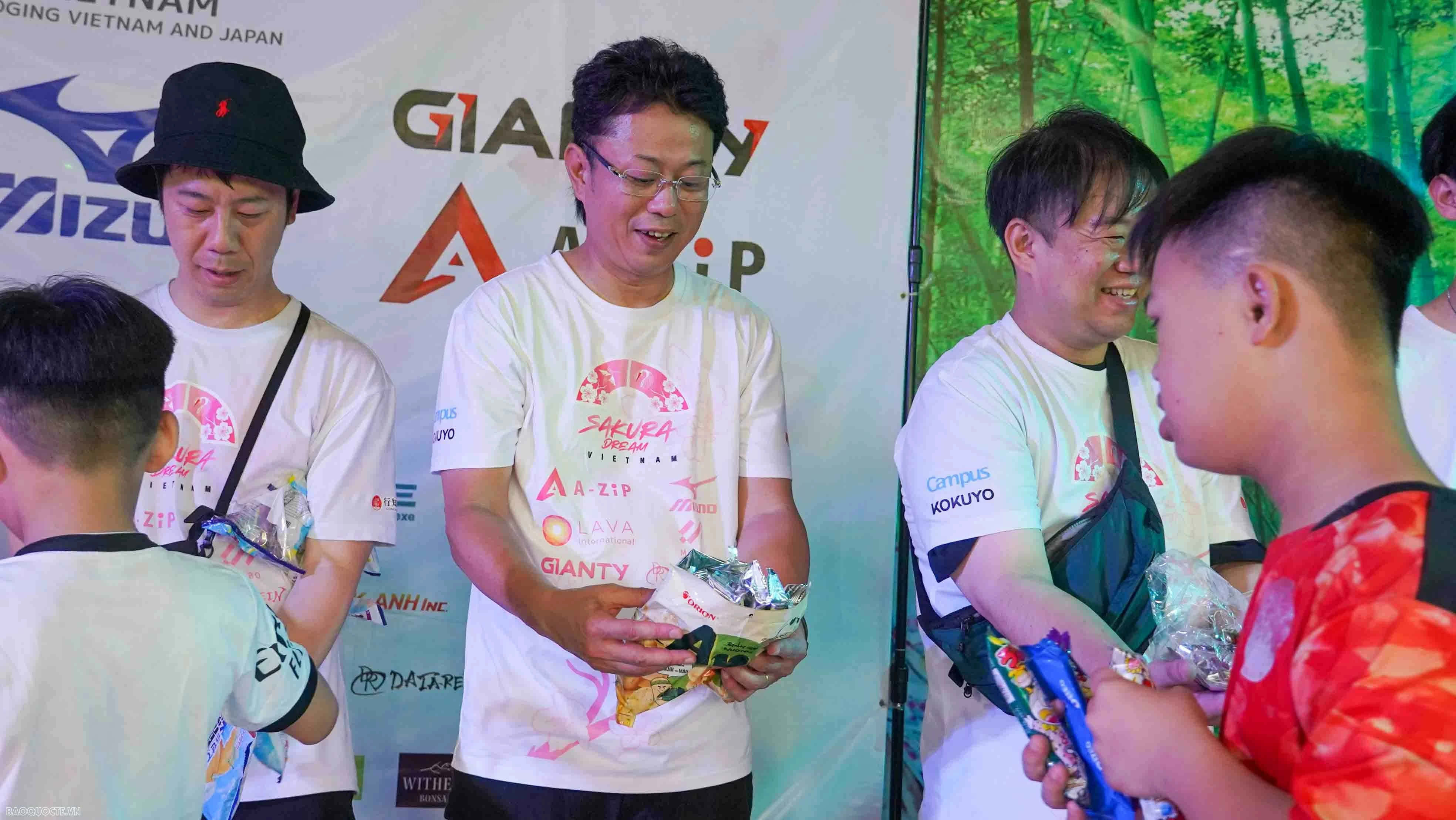 Lang Tre in Dong Nai welcomes Japanese friends, spreading love to orphaned children