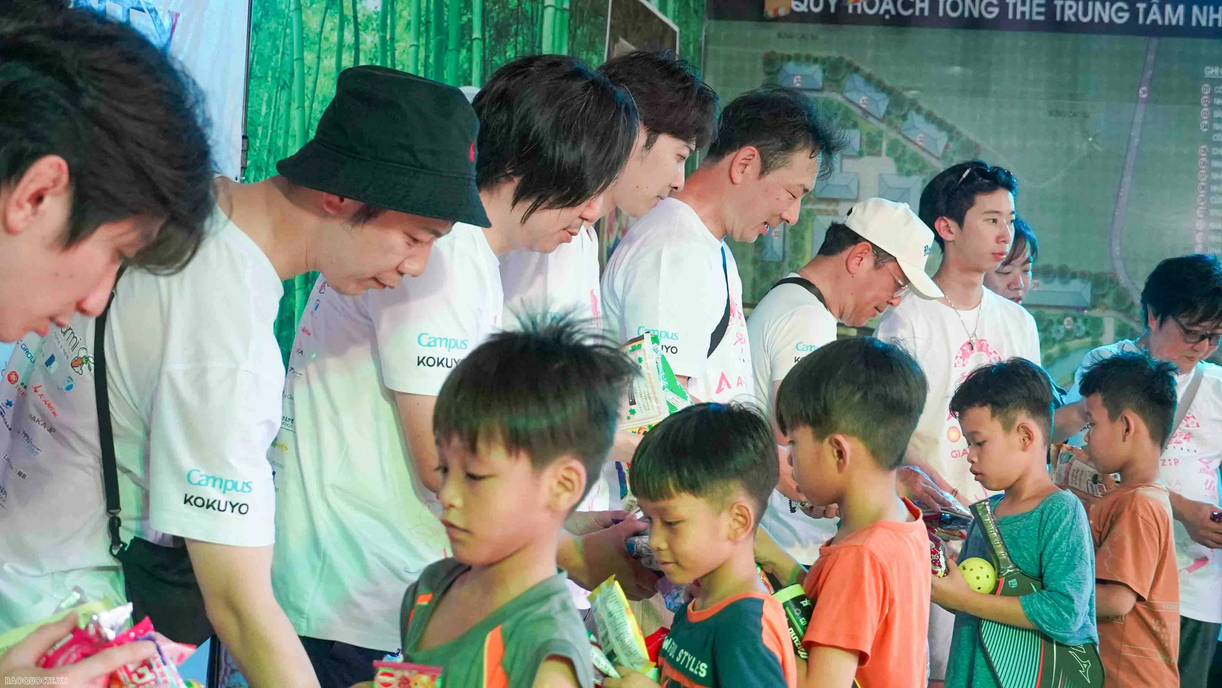 Lang Tre in Dong Nai welcomes Japanese friends, spreading love to orphaned children