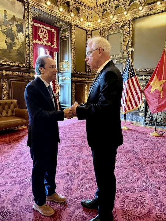Ambassador Nguyen Quoc Dung pays working visit to Minnesota, USA Ambassador Nguyen Quoc Dung pays working visit to Minnesota, USA
