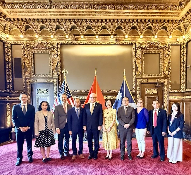 Ambassador Nguyen Quoc Dung pays working visit to Minnesota, USA Ambassador Nguyen Quoc Dung pays working visit to Minnesota, USA