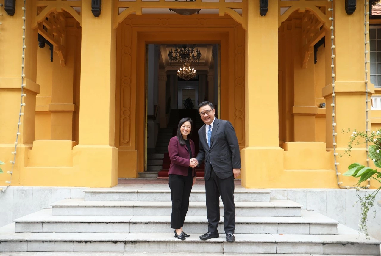 Ministry of Foreign Affairs receives copy of Credentials from U.S. Ambassador to Vietnam Jennifer Wicks Ministry of Foreign Affairs receives copy of Credentials from U.S. Ambassador to Vietnam Jennifer Wicks