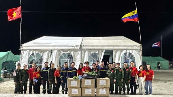 Ambassador Vu Trung My visits Vietnam Rescue Team in Venezuela, encourages frontline forces