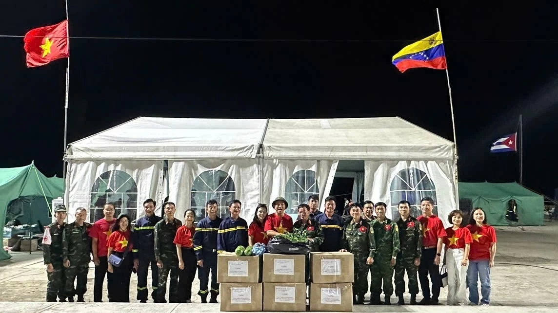 Ambassador Vu Trung My visits Vietnam Rescue Team in Venezuela, encourages frontline forces