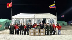 Ambassador Vu Trung My visits Vietnam Rescue Team in Venezuela, encourages frontline forces