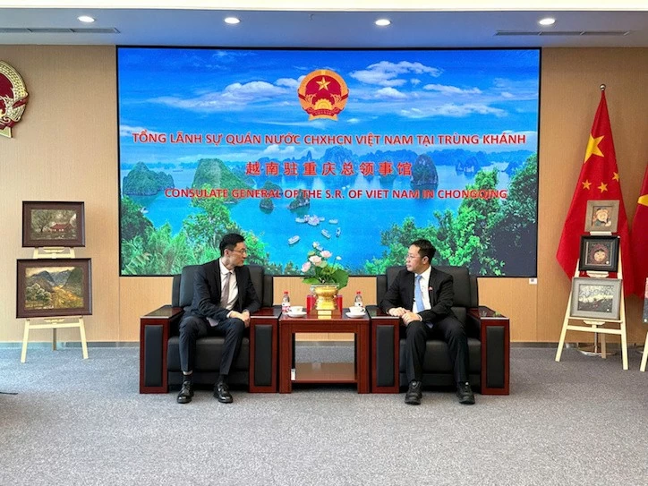 Consul General Bui Nguyen Long receives delegation from Southwest University of Political Science and Law in Chongqing