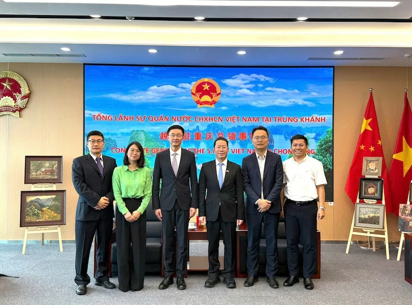 Consul General Bui Nguyen Long receives delegation from Southwest University of Political Science and Law in Chongqing