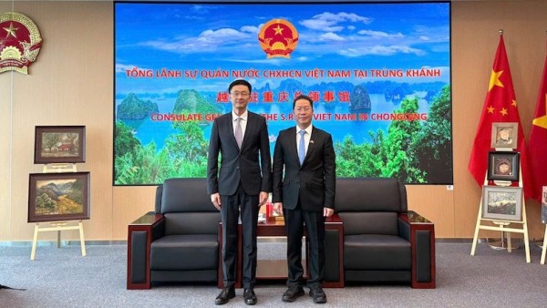 Consul General Bui Nguyen Long receives delegation from Southwest University of Political Science and Law in Chongqing