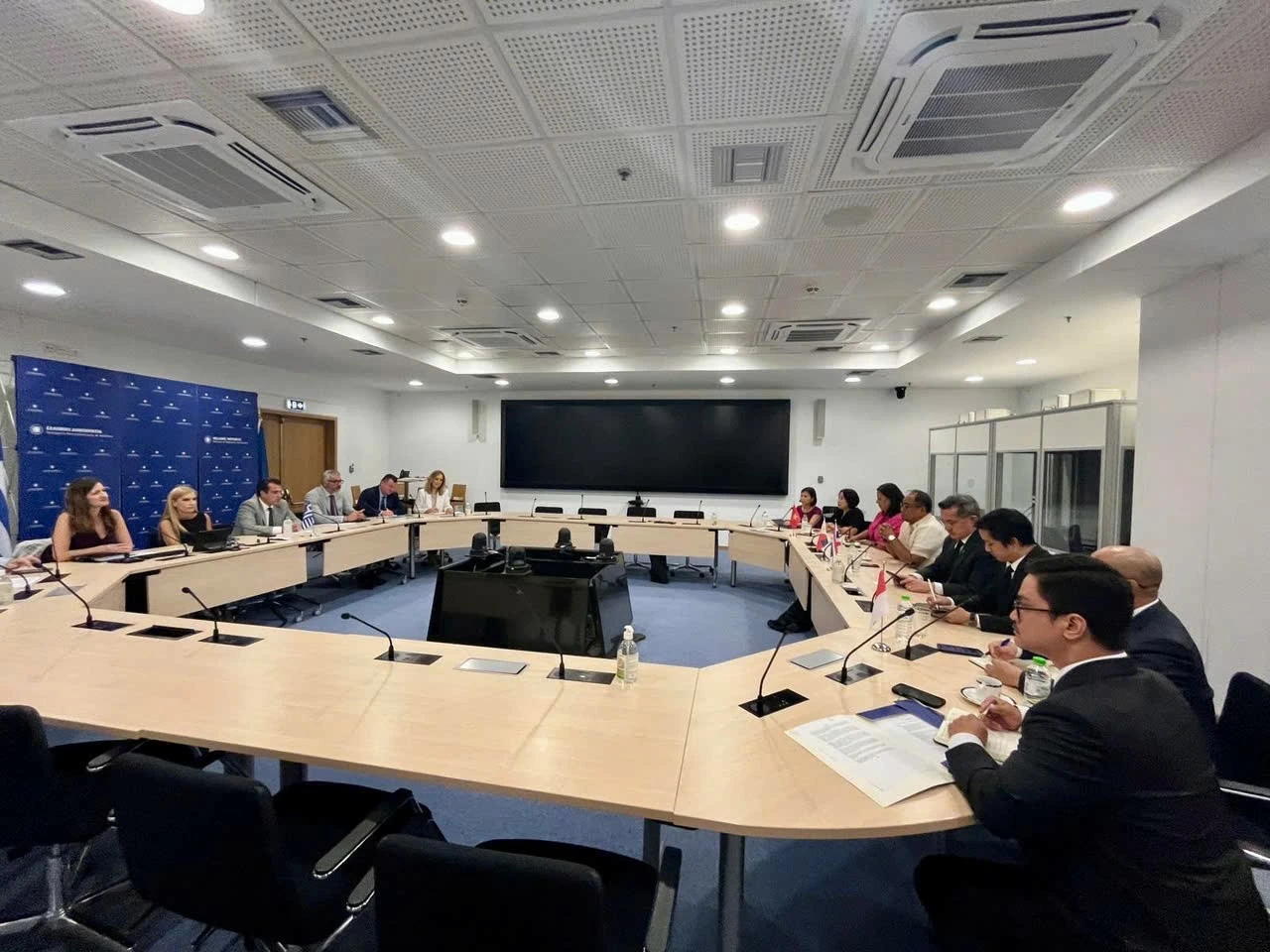 Ambassador Pham Thi Thu Huong meets Greek Minister of Migration Athanasios Plevris in Athens Ambassador Pham Thi Thu Huong meets Greek Minister of Migration Athanasios Plevris in Athens