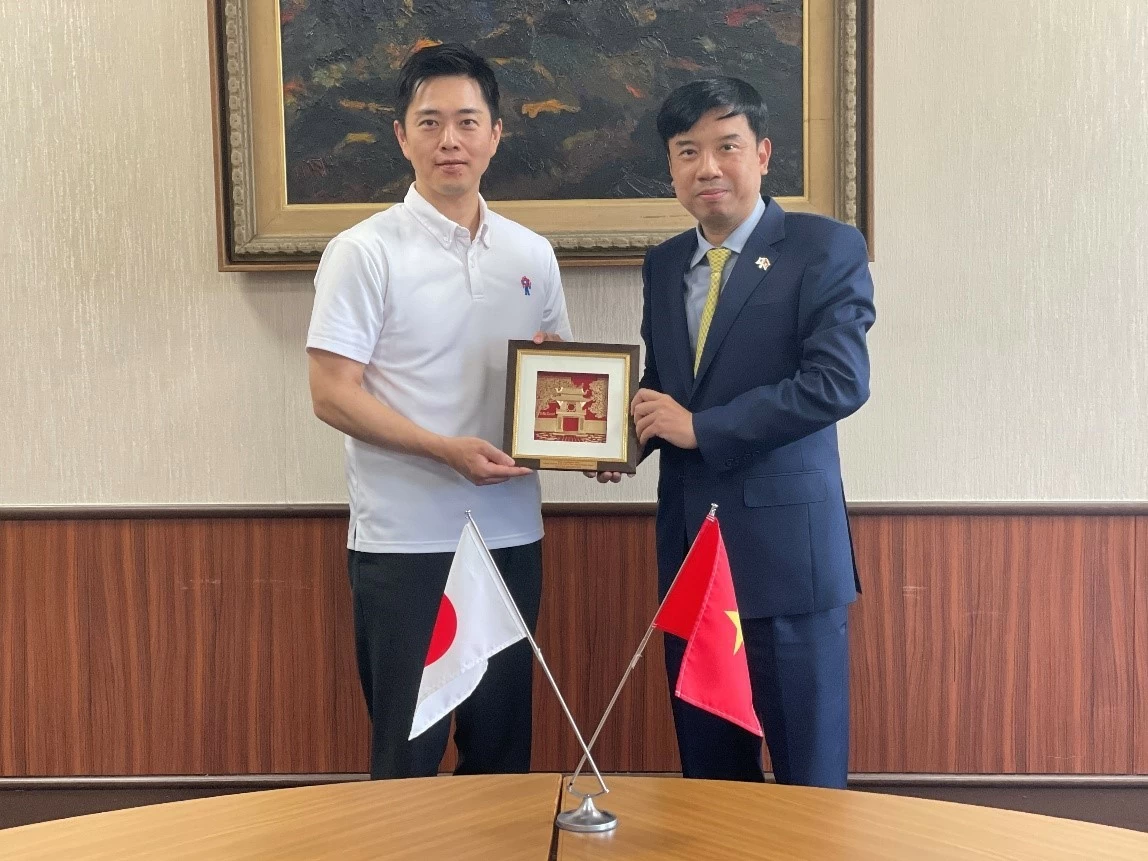 Consul General Nguyen Truong Son meets leaders of Osaka Prefecture, Osaka City and Sakai City