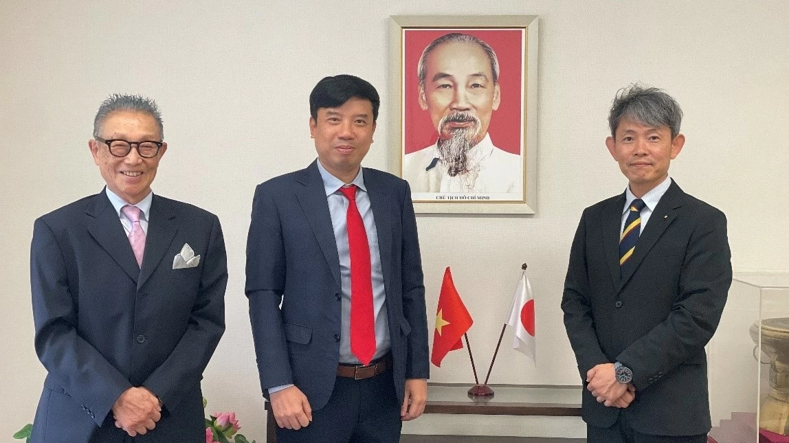 Consul General Nguyen Truong Son meets leaders of Osaka Prefecture, Osaka City and Sakai City
