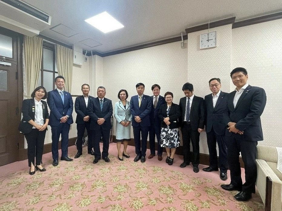 Consul General Nguyen Truong Son meets leaders of Osaka Prefecture, Osaka City and Sakai City