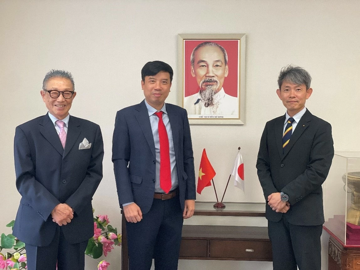 Consul General Nguyen Truong Son meets leaders of Osaka Prefecture, Osaka City and Sakai City