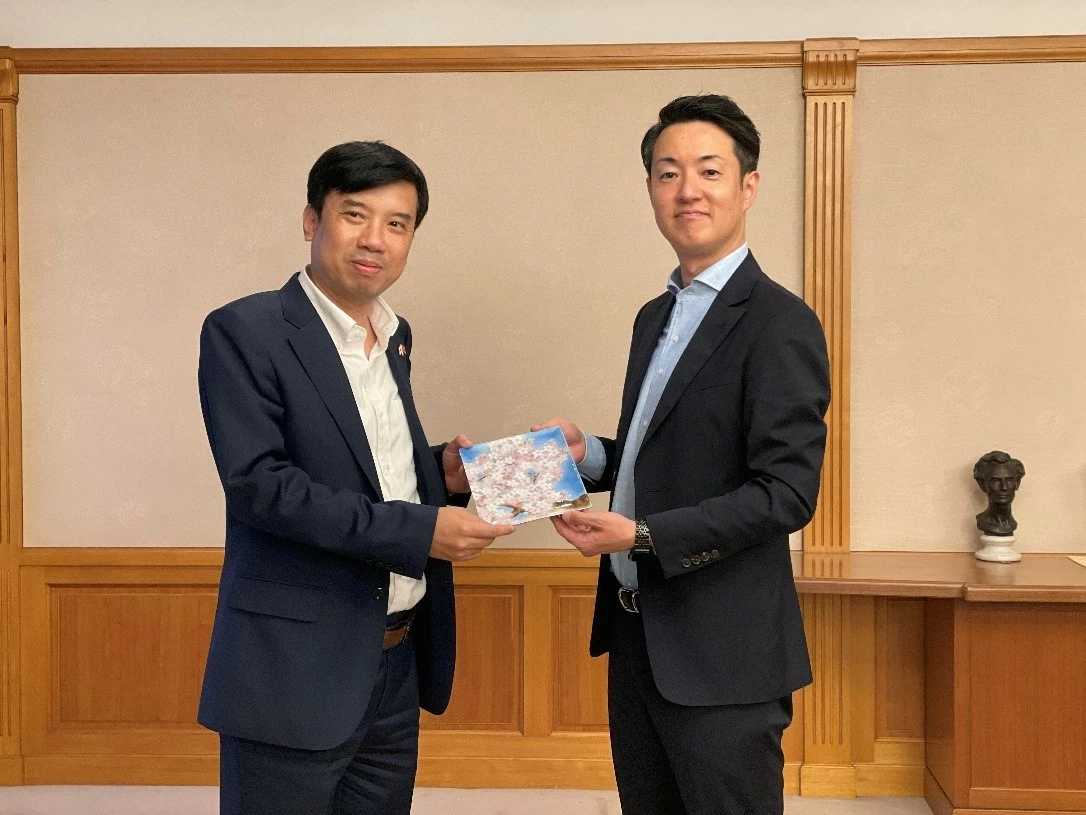 Consul General Nguyen Truong Son meets leaders of Osaka Prefecture, Osaka City and Sakai City