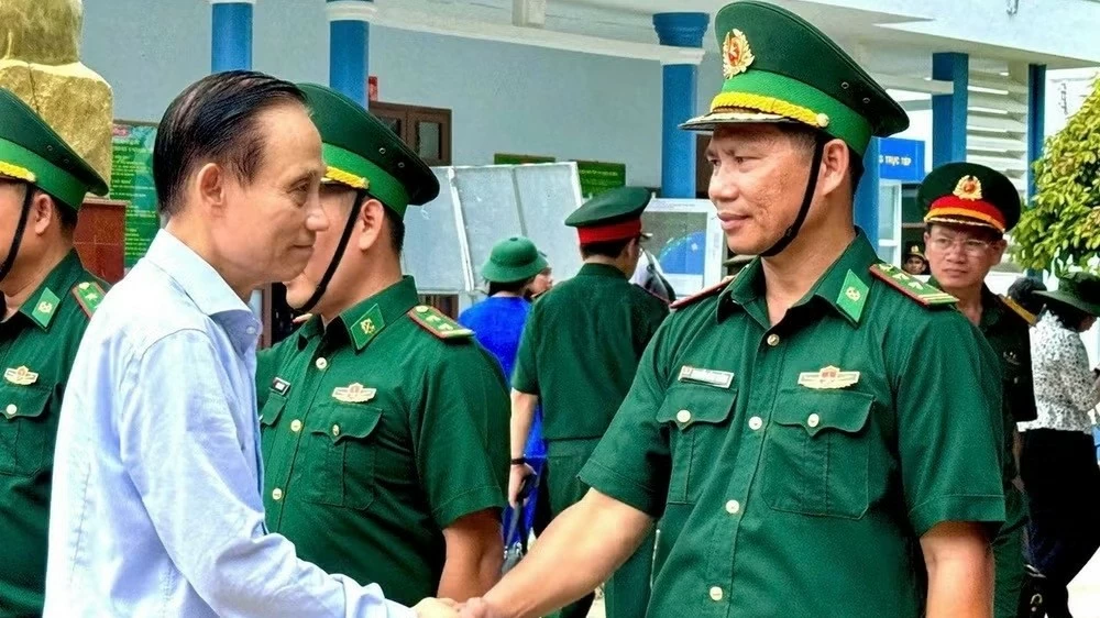 Politburo Member, Foreign Minister Le Hoai Trung visits Hon Khoai Island on Vietnam's Southern frontier