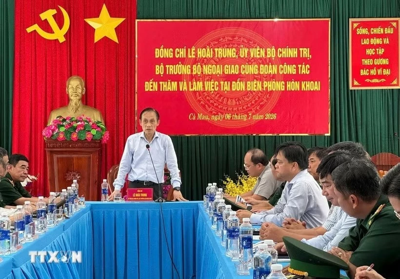 Politburo Member, Foreign Minister Le Hoai Trung visits Hon Khoai Island on Vietnam's Southern frontier