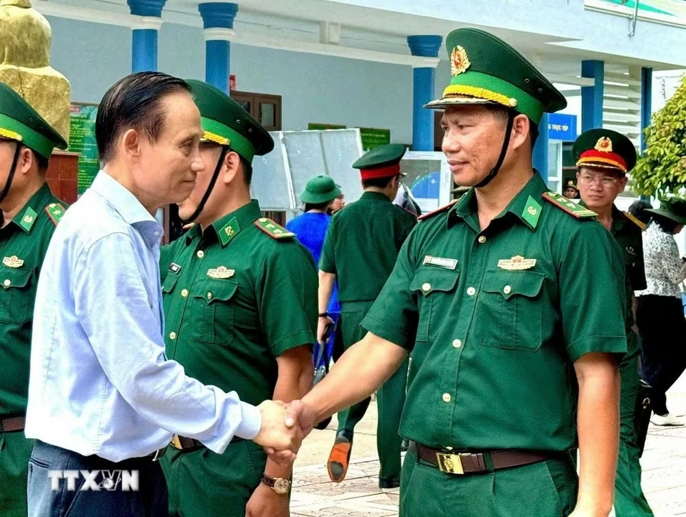 Politburo Member, Foreign Minister Le Hoai Trung visits Hon Khoai Island on Vietnam's Southern frontier