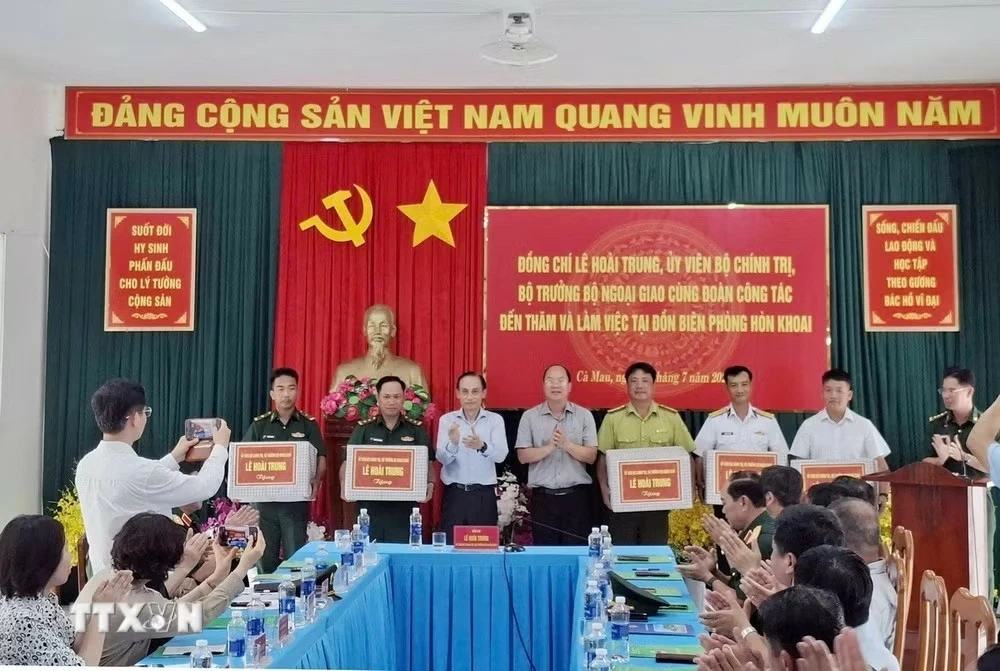 Politburo Member, Foreign Minister Le Hoai Trung visits Hon Khoai Island on Vietnam's Southern frontier