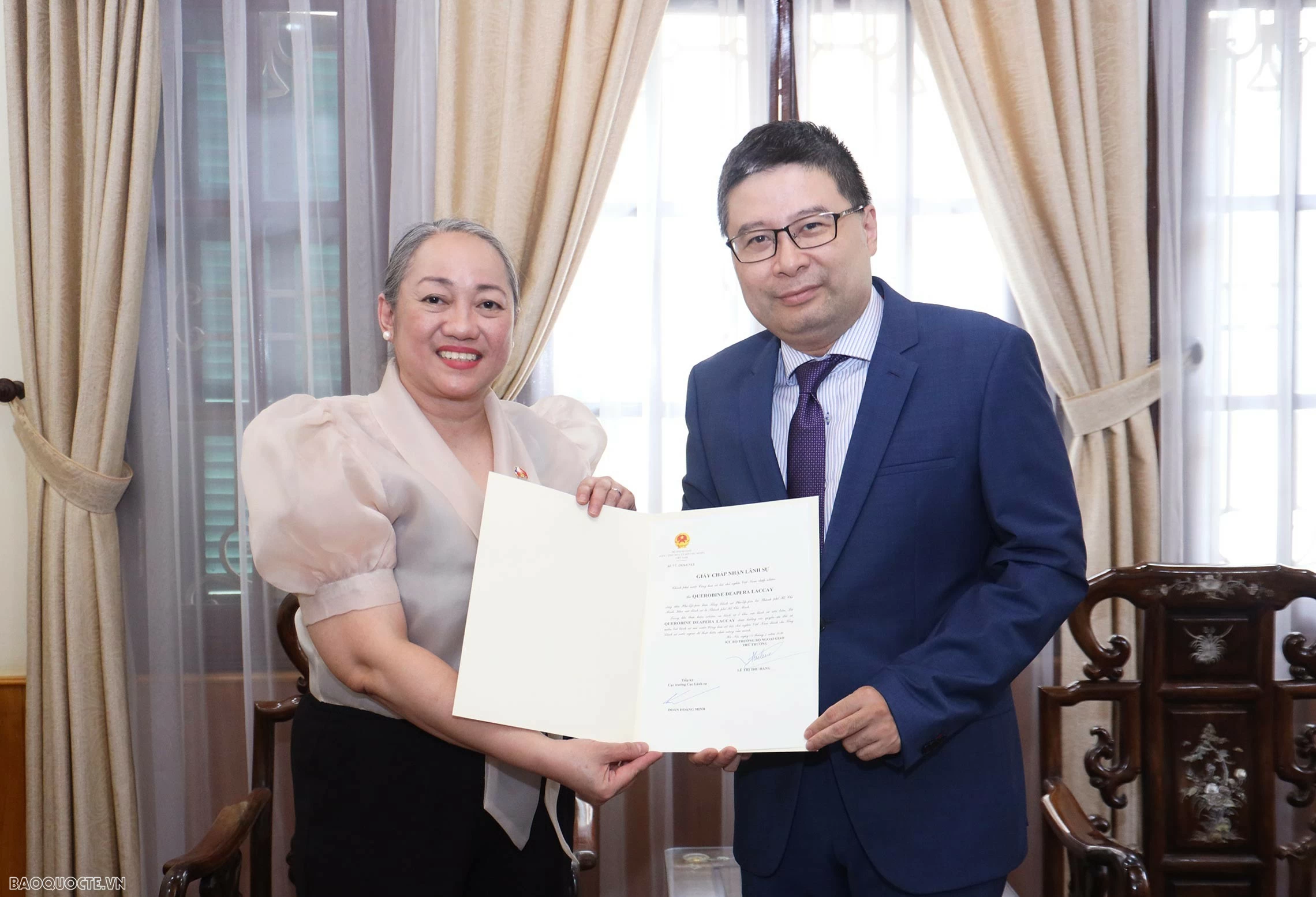 Philippine Consul General in Ho Chi Minh City receives Consular Acceptance Certificate