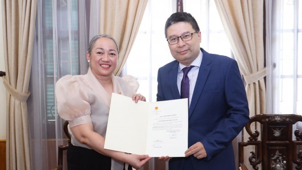 Philippine Consul General in Ho Chi Minh City receives Consular Acceptance Certificate