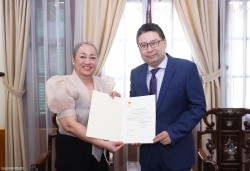 Philippine Consul General in Ho Chi Minh City receives Consular Acceptance Certificate