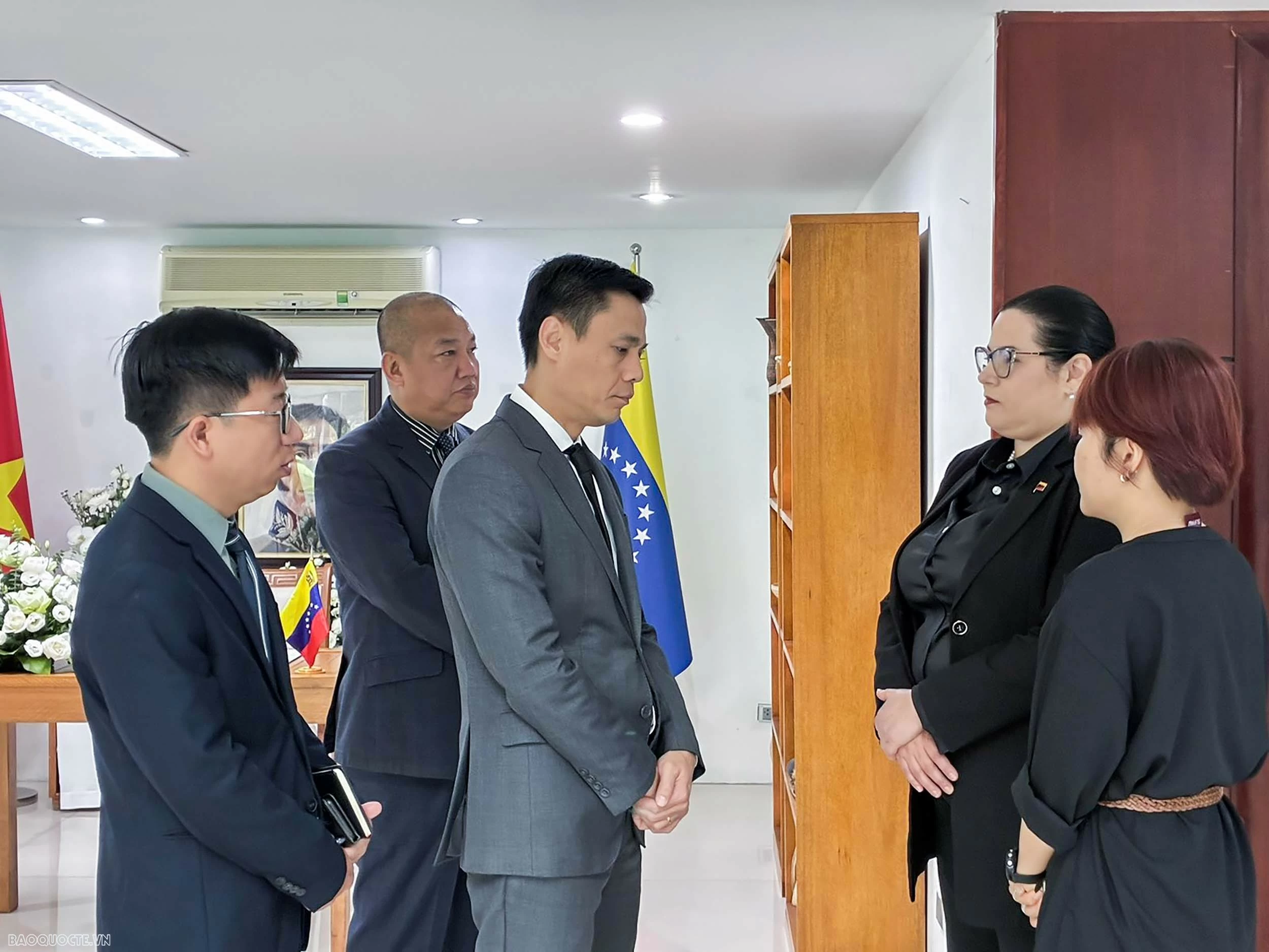 Deputy Foreign Minister Dang Hoang Giang pays tribute, offers condolences following Venezuela earthquake