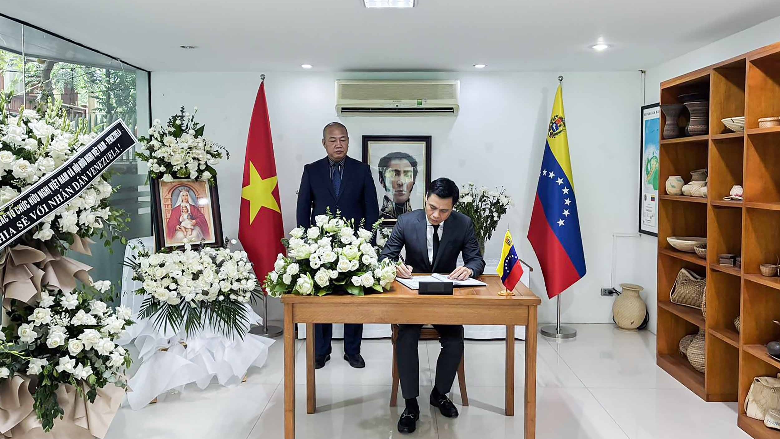 Deputy Foreign Minister Dang Hoang Giang pays tribute, offers condolences following Venezuela earthquake
