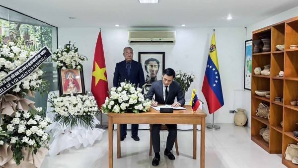 Thứ trưởng Ngoại giao Đặng Hoàng Giang viếng, chia buồn sau vụ động đất tại Venezuela