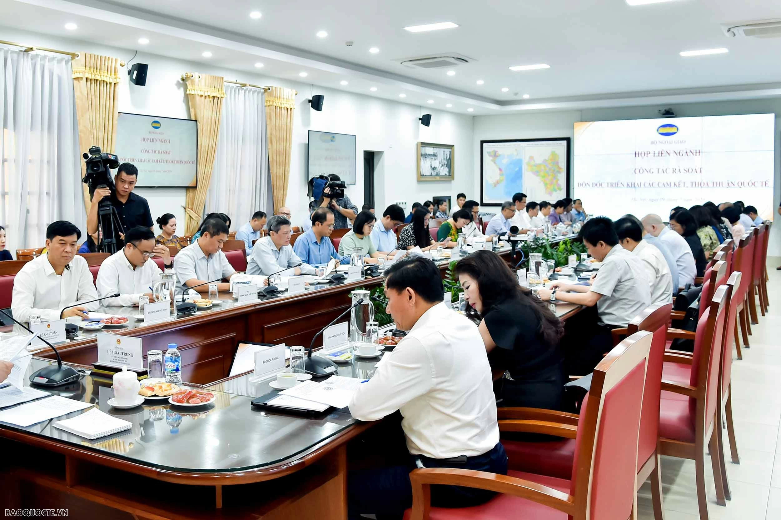 Foreign Minister Le Hoai Trung chairs inter-sectoral meeting to advance implementation of international commitments
