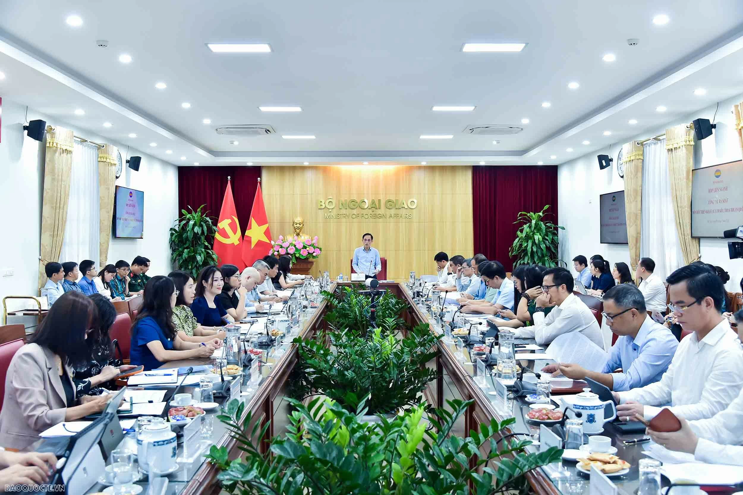 Foreign Minister Le Hoai Trung chairs inter-sectoral meeting to advance implementation of international commitments