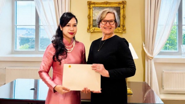 Vietnamese Ambassador to Finland Nguyen Hoang Dieu Tam presents copy of Credentials to Finnish Ministry of Foreign Affairs