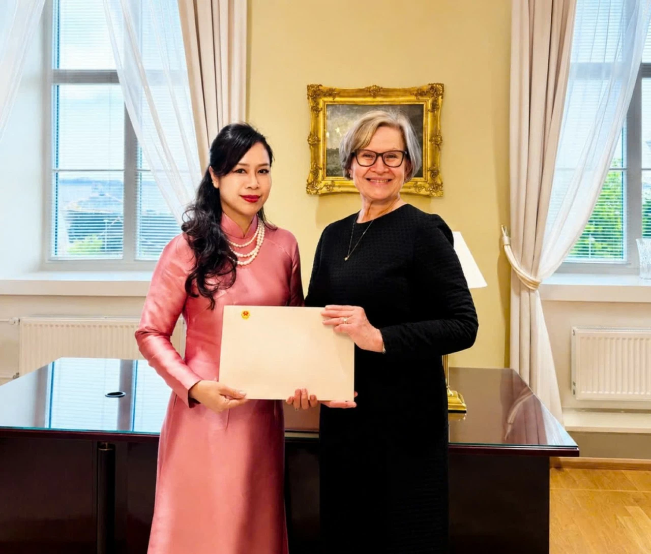 Vietnamese Ambassador to Finland Nguyen Hoang Dieu Tam presents copy of Credentials to Finnish Ministry of Foreign Affairs Vietnamese Ambassador to Finland Nguyen Hoang Dieu Tam presents copy of Credentials to Finnish Ministry of Foreign Affairs