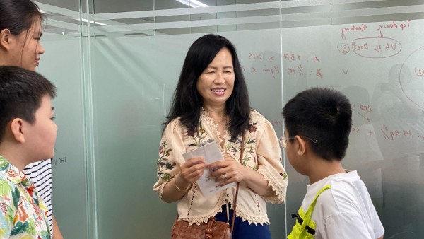 Từ lớp học trực tuyến đến cuộc gặp ngoài đời: Công nghệ mở ra cơ hội, con người tạo nên những kết nối