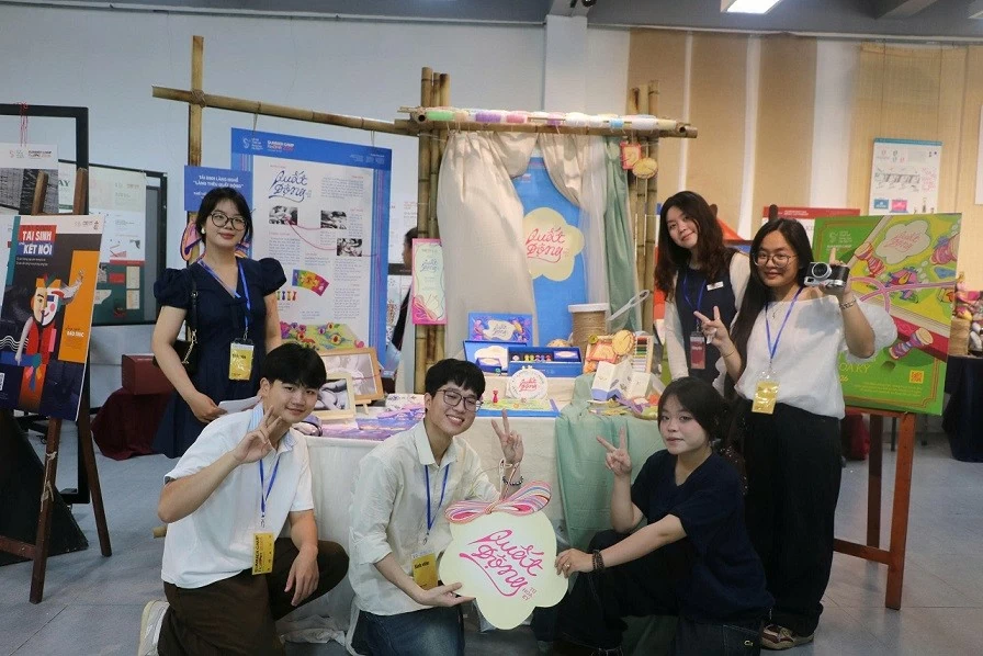 Over 100 students contribute creative ideas for Hanoi's traditional craft villages