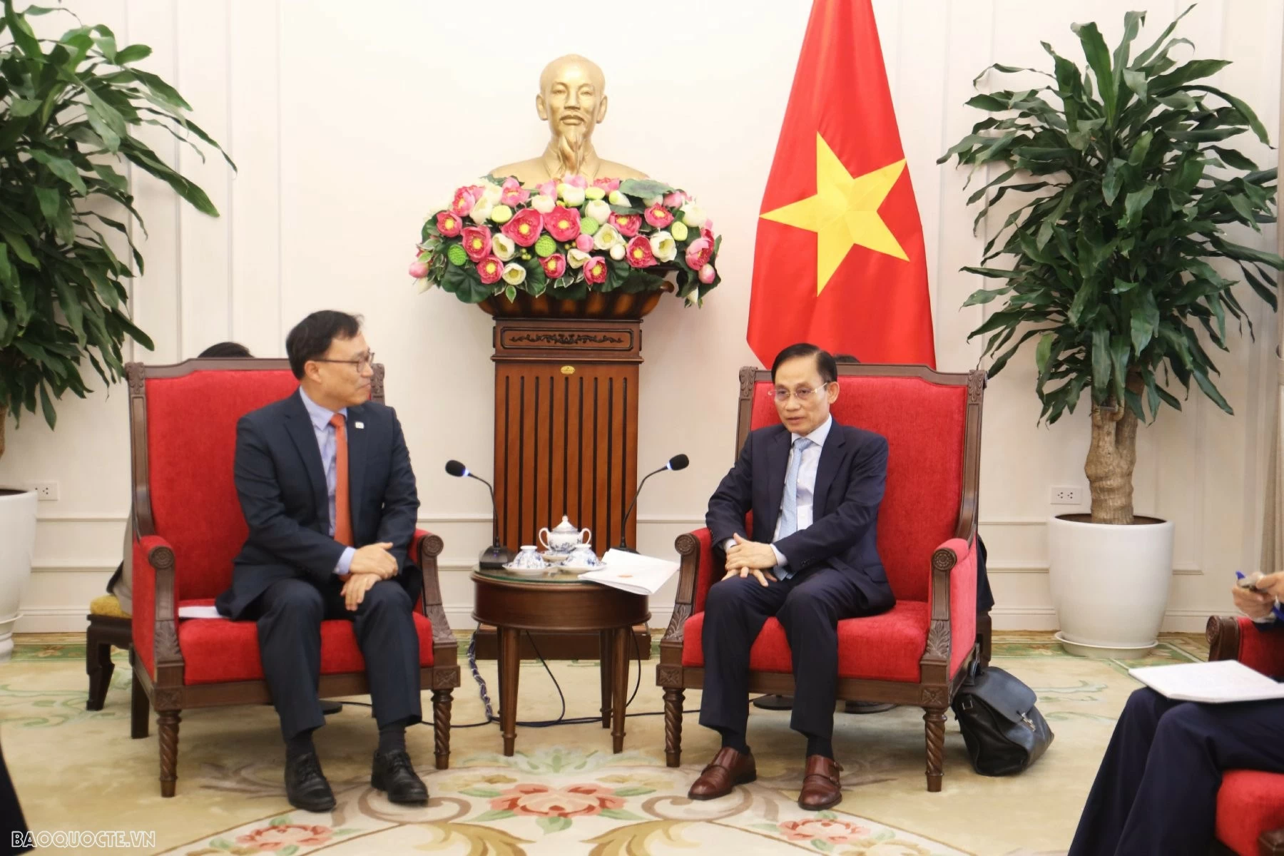 Foreign Minister Le Hoai Trung awards Commemorative Medal for the Cause of Vietnam's Diplomacy to RoK Ambassador Choi Young Sam Foreign Minister Le Hoai Trung awards Commemorative Medal for the Cause of Vietnam's Diplomacy to RoK Ambassador Choi Young Sam