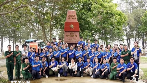 Vietnamese Overseas students volunteer team at Homeland
