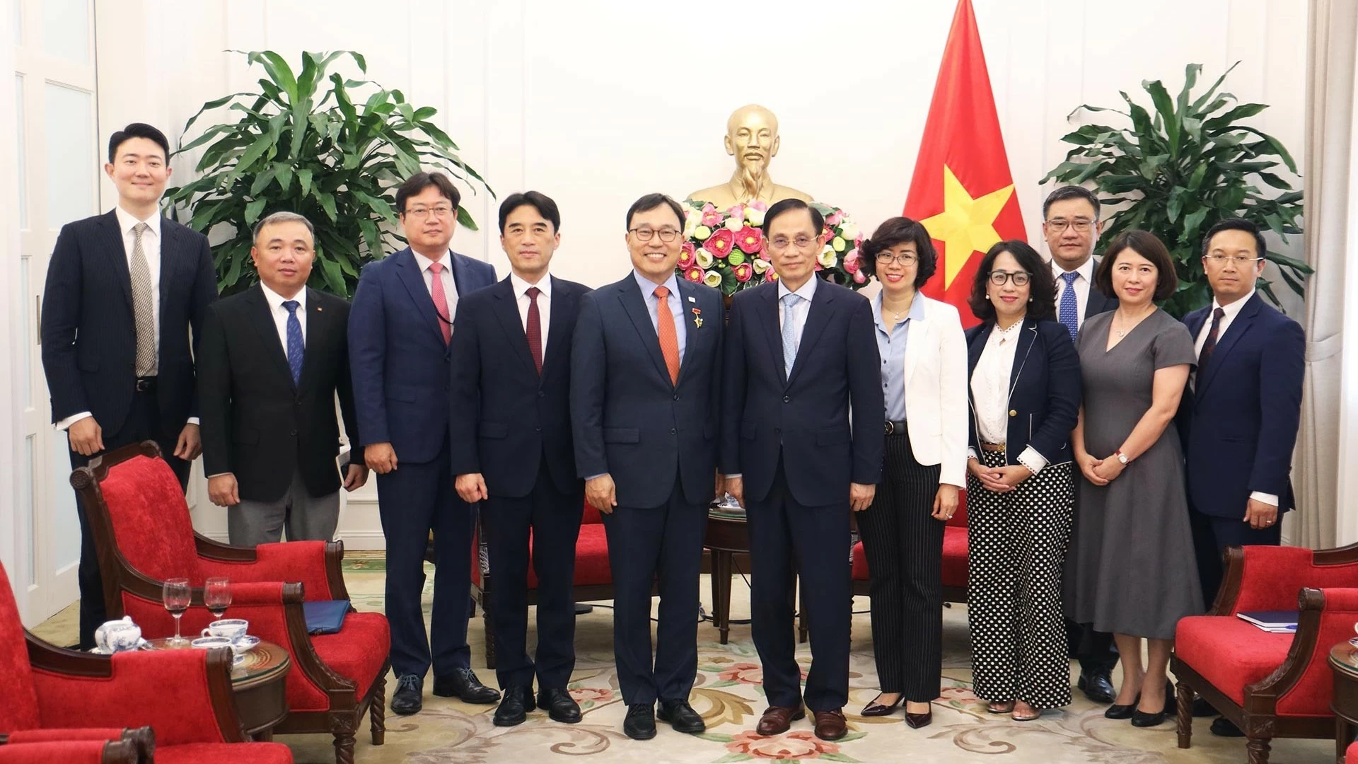 Foreign Minister Le Hoai Trung awards Commemorative Medal for the Cause of Vietnam's Diplomacy to RoK Ambassador Choi Young Sam